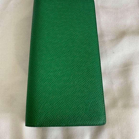 Louis Vuitton Taiga Brazza Wallet Toundra - Picture 1 of 16